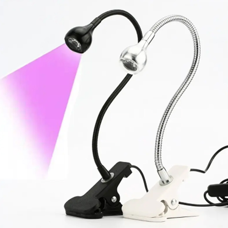 Lampa ingne tábla faoi stiúir glóthach ghairmiúil gréine